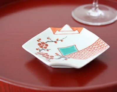 辻与製陶所　与山窯 錦地紋梅　折紙型手塩皿