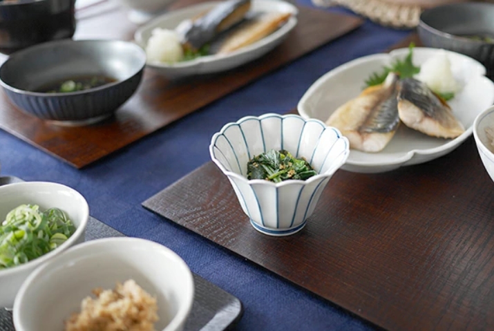 有田焼 筋入　菊型仲付　小 ＜ひな祭り＞