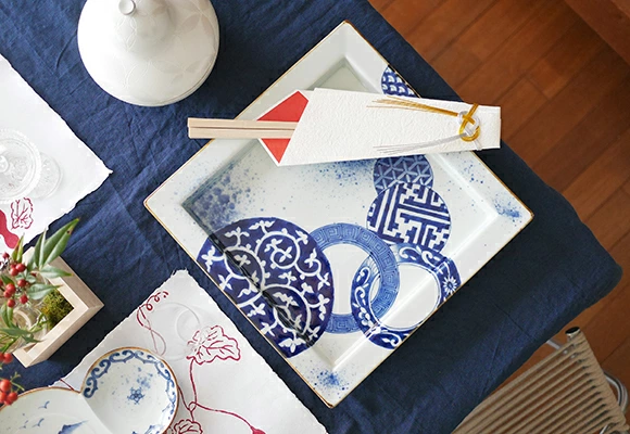 染付地紋捻り丸紋　鍔付正角角皿