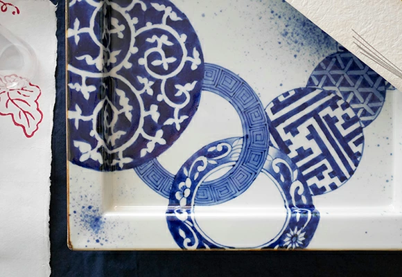 染付地紋捻り丸紋　鍔付正角角皿