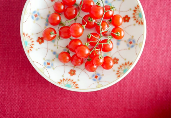 九谷青郊窯
九谷吉祥　縁起豆皿　瓔珞文 ＜ひな祭り＞