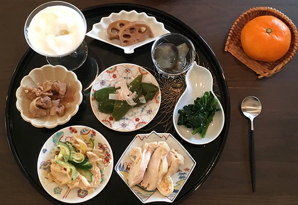 九谷青郊窯
九谷吉祥　縁起豆皿　瓔珞文 ＜ひな祭り＞