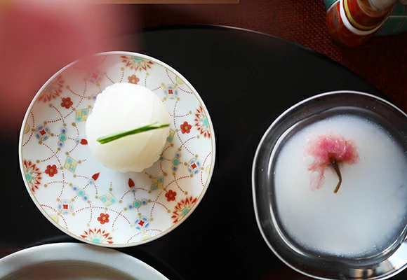 九谷青郊窯
九谷吉祥　縁起豆皿　瓔珞文 ＜ひな祭り＞