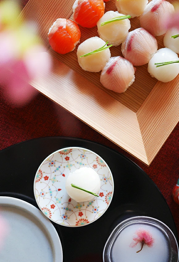 九谷青郊窯
九谷吉祥　縁起豆皿　瓔珞文 ＜ひな祭り＞