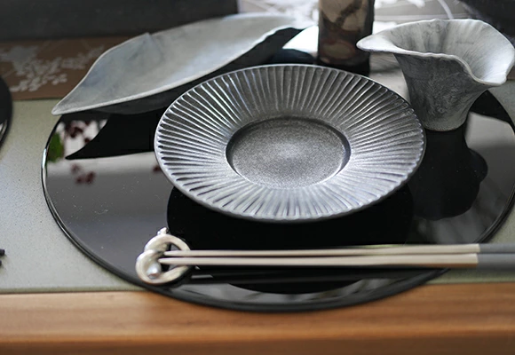 九谷焼 和陶房
5号丸皿 しのぎ 黒