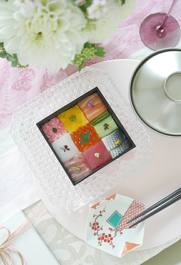 辻与製陶所　与山窯
錦地紋梅　折紙型手塩皿