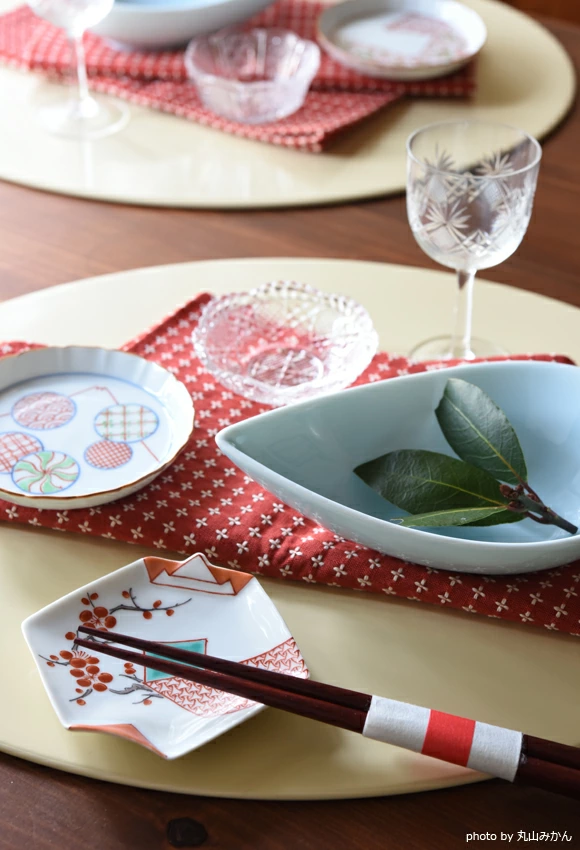 辻与製陶所　与山窯
錦地紋梅　折紙型手塩皿