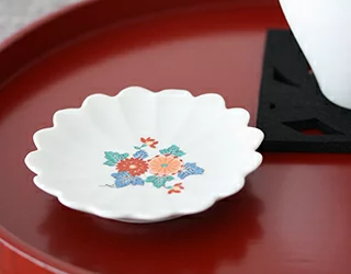 辻与製陶所 与山窯
見込赤絵 七宝菊型手塩皿