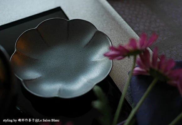 菊割小皿　黒鉄砂