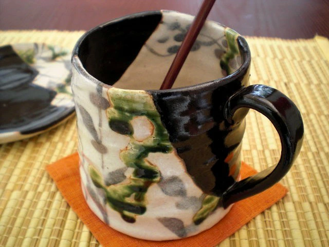 玉山窯 玉置保夫監修 黒織部 幾何文 マグカップ