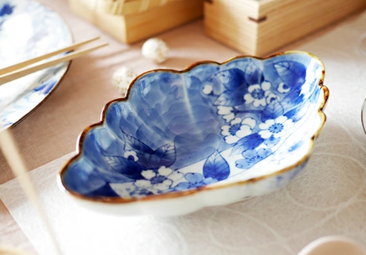 福泉窯 有田染付けシリーズ　桜流水（変り絵）菱形菊割向付