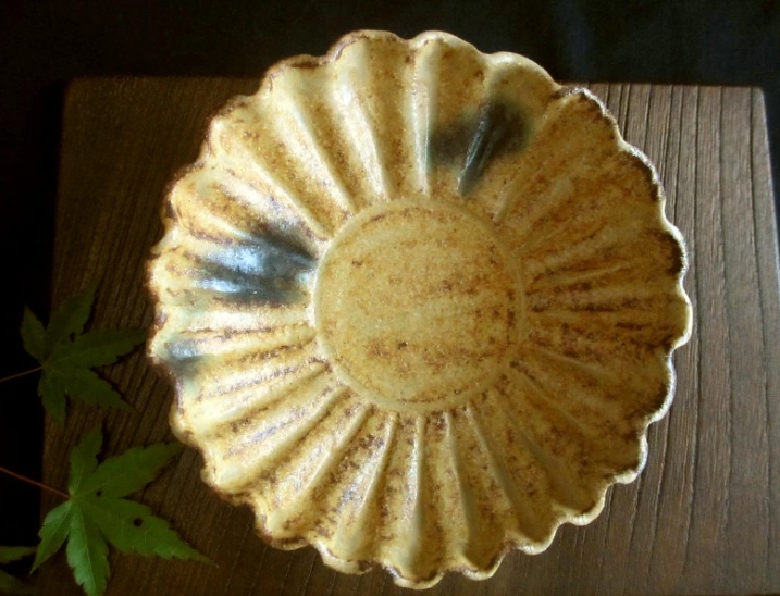 食卓に輝く黄金色のお皿。 皿 ■ 浜田純理 黄瀬戸 山柿 5寸 菊皿 (1皿) 　