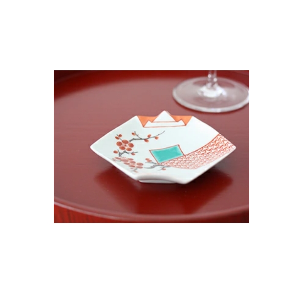辻与製陶所　与山窯 錦地紋梅　折紙型手塩皿 ＜和食器 / 有田焼 / 小皿 / 豆皿 / おもてなし / 正月 / 端午の節句＞