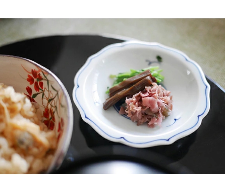 白抜き菊花　桔梗型小皿