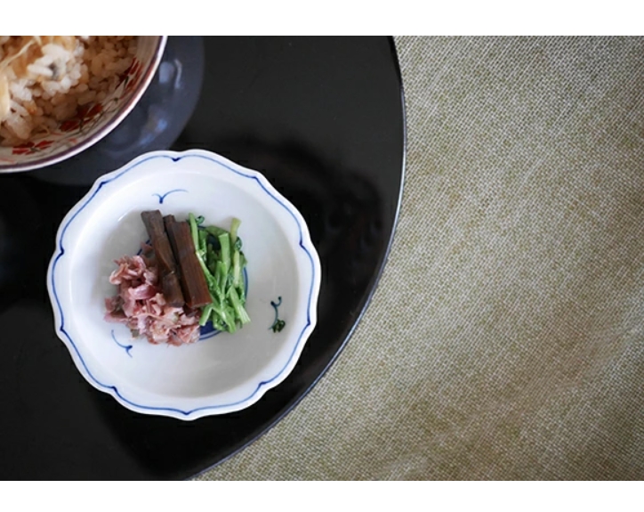 白抜き菊花　桔梗型小皿
