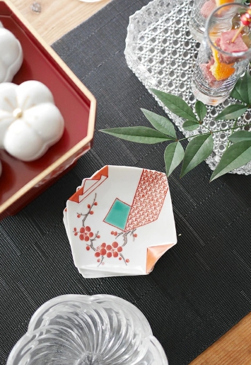 錦地紋梅　折紙型手塩皿