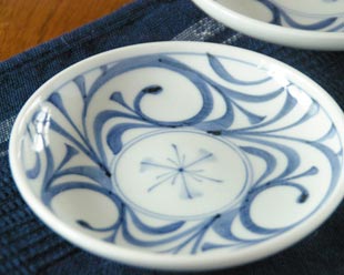 【砥部焼 梅山窯】みつからくさの取皿（4,6寸）