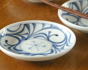 【砥部焼 梅山窯】みつからくさの取皿（4,6寸）