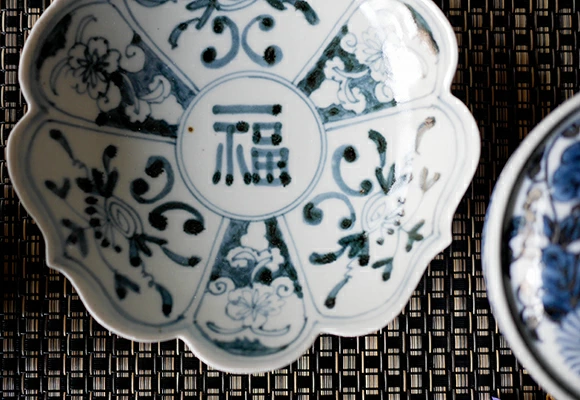 古染付草花紋　輪花皿