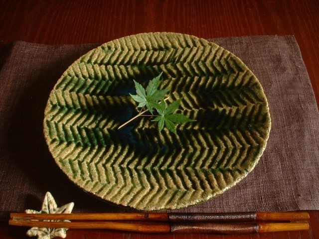 丸皿 ■ 野々村浩司 総 織部 杉文 七寸 皿 (足付き)