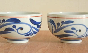 【砥部焼 千山窯】赤線唐草の丸碗