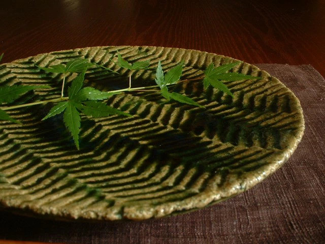 丸皿 ■ 野々村浩司 総 織部 杉文 七寸 皿 (足付き)