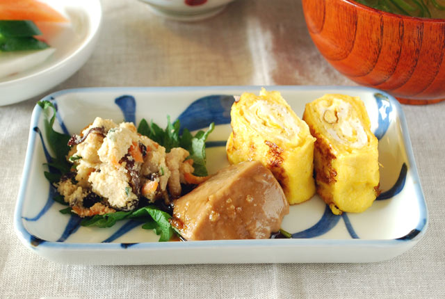 【砥部焼 梅山窯】からくさの角皿（5.2寸）