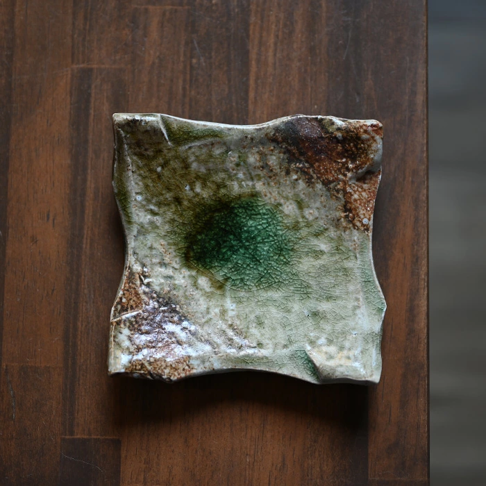 伊賀灰釉銘々角皿(MA-277) 作家「新学」