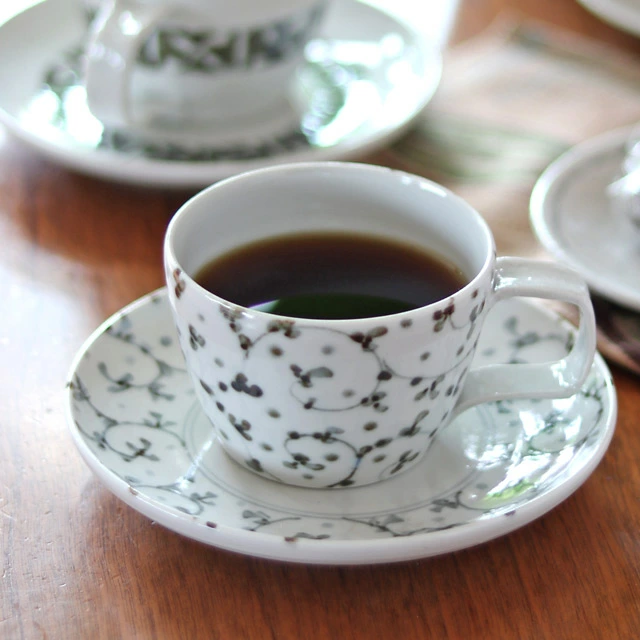 【砥部焼 山中窯】唐草紋のコーヒーカップ
