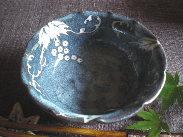 小鉢 ■ 玉山窯 監修 玉置保夫 鼠志野 葡萄絵 輪花 小鉢 (1鉢)
