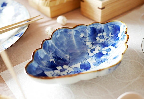 福泉窯　有田染付けシリーズ　桜流水（変り絵）菱形菊割向付