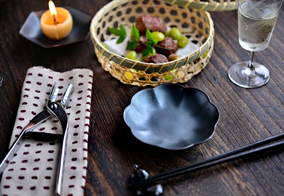 菊割小皿　黒鉄砂