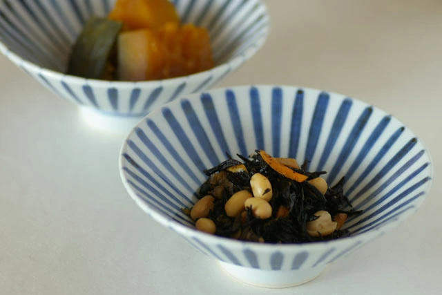 【砥部焼 陽貴窯】麦わら手の浅鉢
