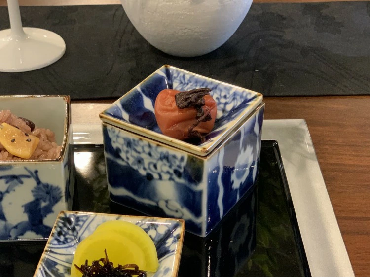 有田焼　福泉窯　染付雲濃丸囲紋　枡形蓋付飯器(小)