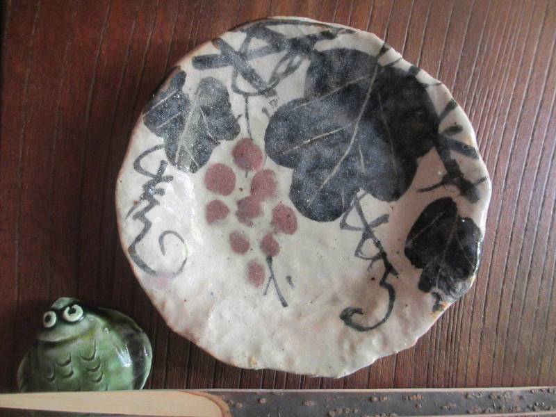 小皿 ■ 陶芸作家・佐藤和次 絵瀬戸 葡萄文