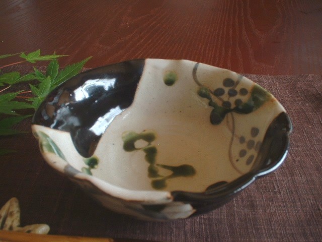 小鉢 ■ 玉山窯 玉置保夫 監修 黒織部 輪花 小鉢