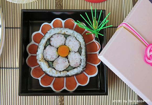 赤絵花弁紋　菊型手塩皿