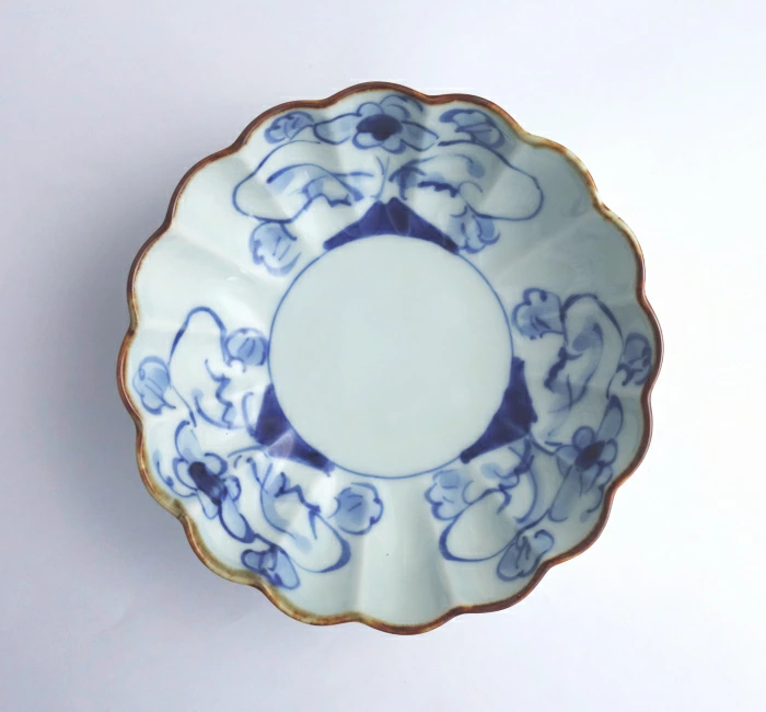 有田焼　染付渕錆草花　菊小鉢
