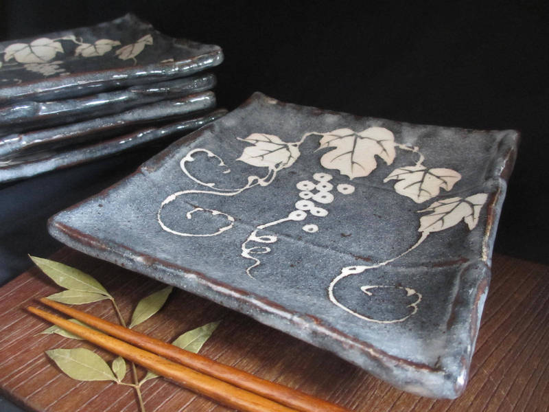 角皿 ■ 玉山窯 監修 玉置保夫 鼠志野 葡萄文 四方鉢 (1皿)