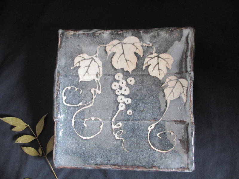 角皿 ■ 玉山窯 監修 玉置保夫 鼠志野 葡萄文 四方鉢 (1皿)