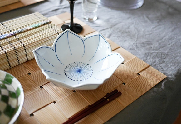 染付花紋　鉄仙花型小鉢