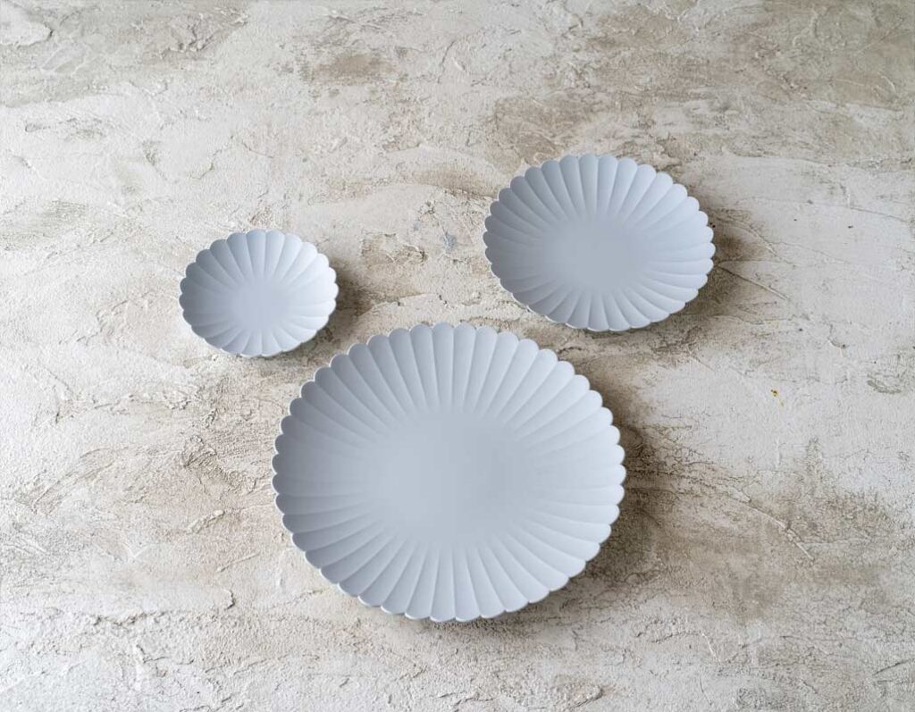 1616/arita japan TY パレスプレート 16cm グレー 菊型 有田焼