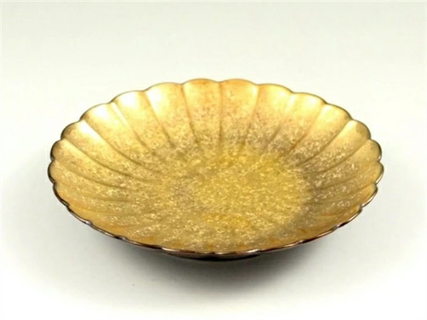 有田焼 陶悦窯 黒柚子金塗り 菊型４．５寸皿
