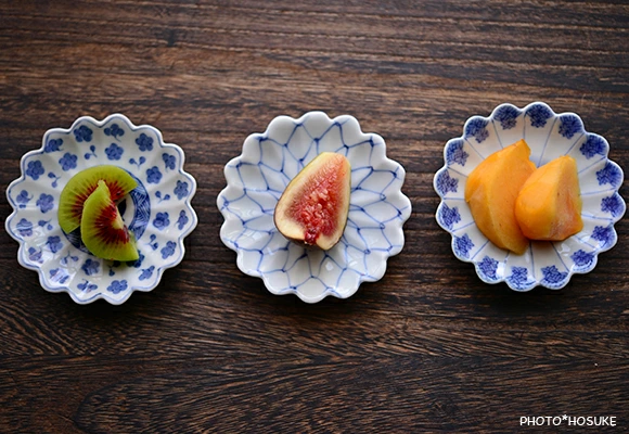 染付梅散らし文 菊型手塩皿
