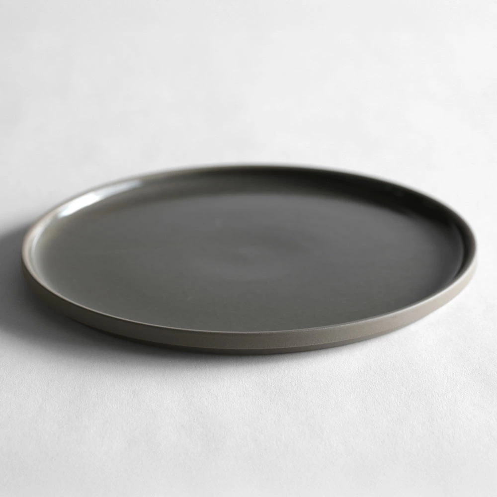 HASAMI PORCELAIN ハサミポーセリン / THE GREY COLLECTION プレート φ22cm HDG104 ダークグレー｜グレーコレクション