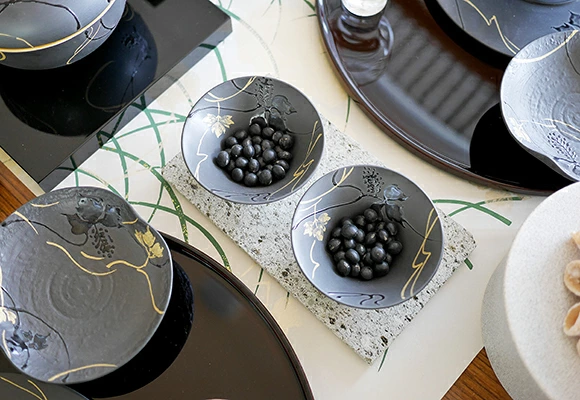 有田焼 漆黒つた絵 丸反中付