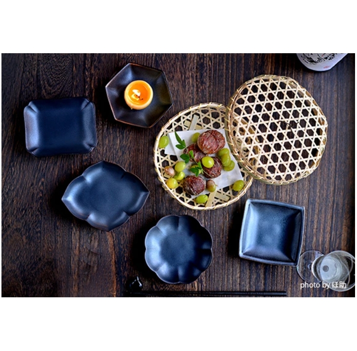 菊割小皿　黒鉄砂
