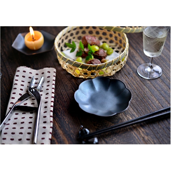 菊割小皿　黒鉄砂
