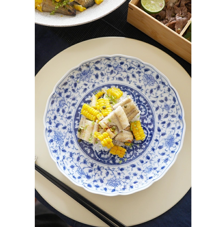 辻与製陶所 与山窯 みじん唐草 輪花七寸皿 <染付 / 有田焼>