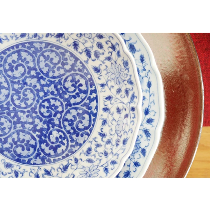 辻与製陶所 与山窯 みじん唐草 輪花七寸皿 <染付 / 有田焼>